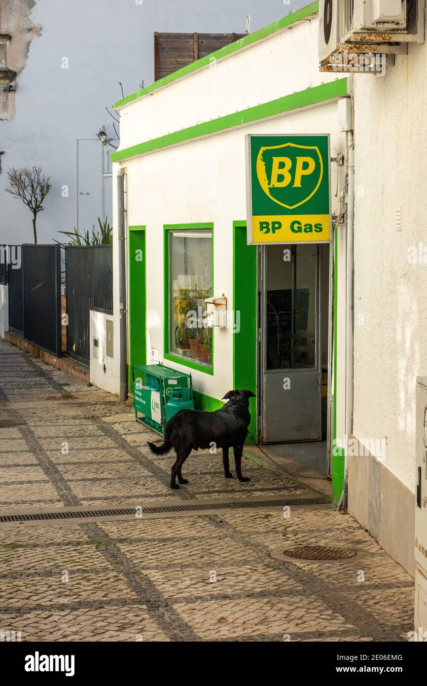 Petit centre de service de garage de réparation automobile et station-service BP Dans la vieille ville d'Albufeira, Portugal Banque D'Images