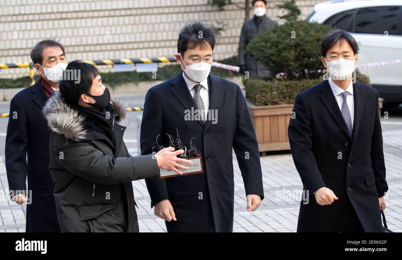 Séoul, Corée du Sud. 30 décembre 2020. Lee Jae-Yong, co-vice-président de Samsung Electronics Co., porte un masque de protection lorsqu'il arrive à la haute cour de Séoul, en Corée du Sud, le 30 décembre 2020. Lee Jae-yong est confronté à la possibilité de retourner en prison s'il est condamné. (Photo de Lee Young-ho/Sipa USA) crédit: SIPA USA/Alay Live News Banque D'Images