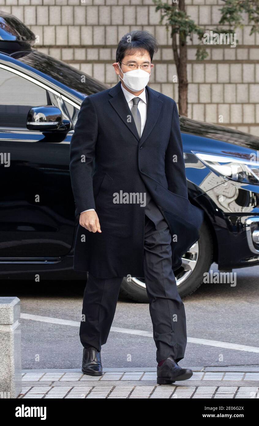 Séoul, Corée du Sud. 30 décembre 2020. Lee Jae-Yong, co-vice-président de Samsung Electronics Co., porte un masque de protection lorsqu'il arrive à la haute cour de Séoul, en Corée du Sud, le 30 décembre 2020. Lee Jae-yong est confronté à la possibilité de retourner en prison s'il est condamné. (Photo de Lee Young-ho/Sipa USA) crédit: SIPA USA/Alay Live News Banque D'Images