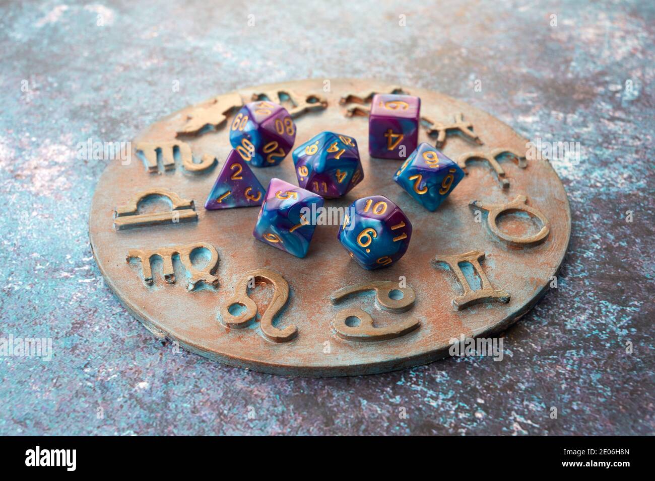 Cercle d'horoscope avec dés de divination. Prédictions d'astrologie et de dire de fortune. Banque D'Images