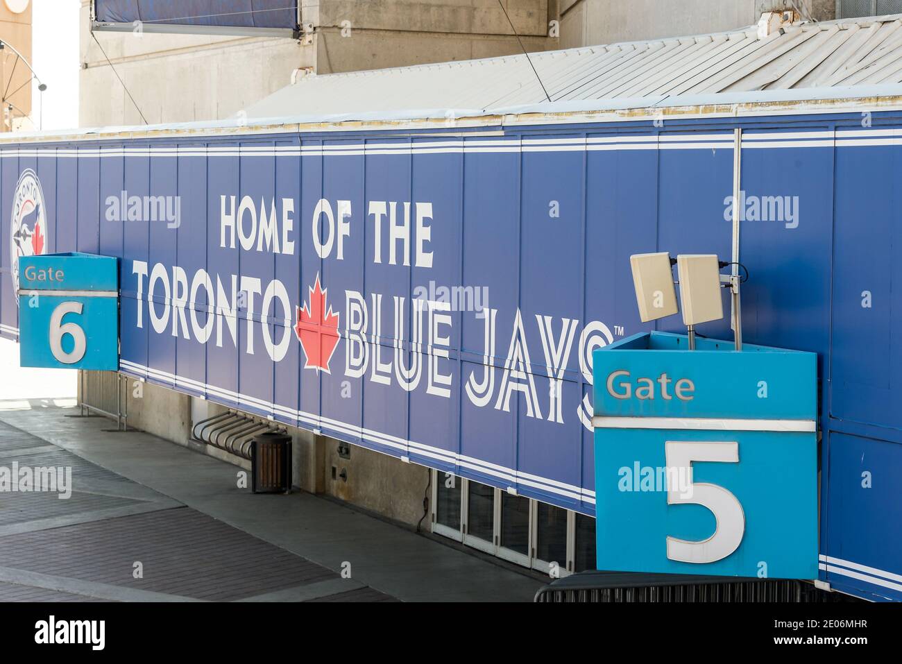 Centre Rogers : l'équipe de baseball des Blue Jays signe au sommet des entrées. Les Blue Jays représentent non seulement Toronto dans la MLB, mais tout le Canada. Banque D'Images