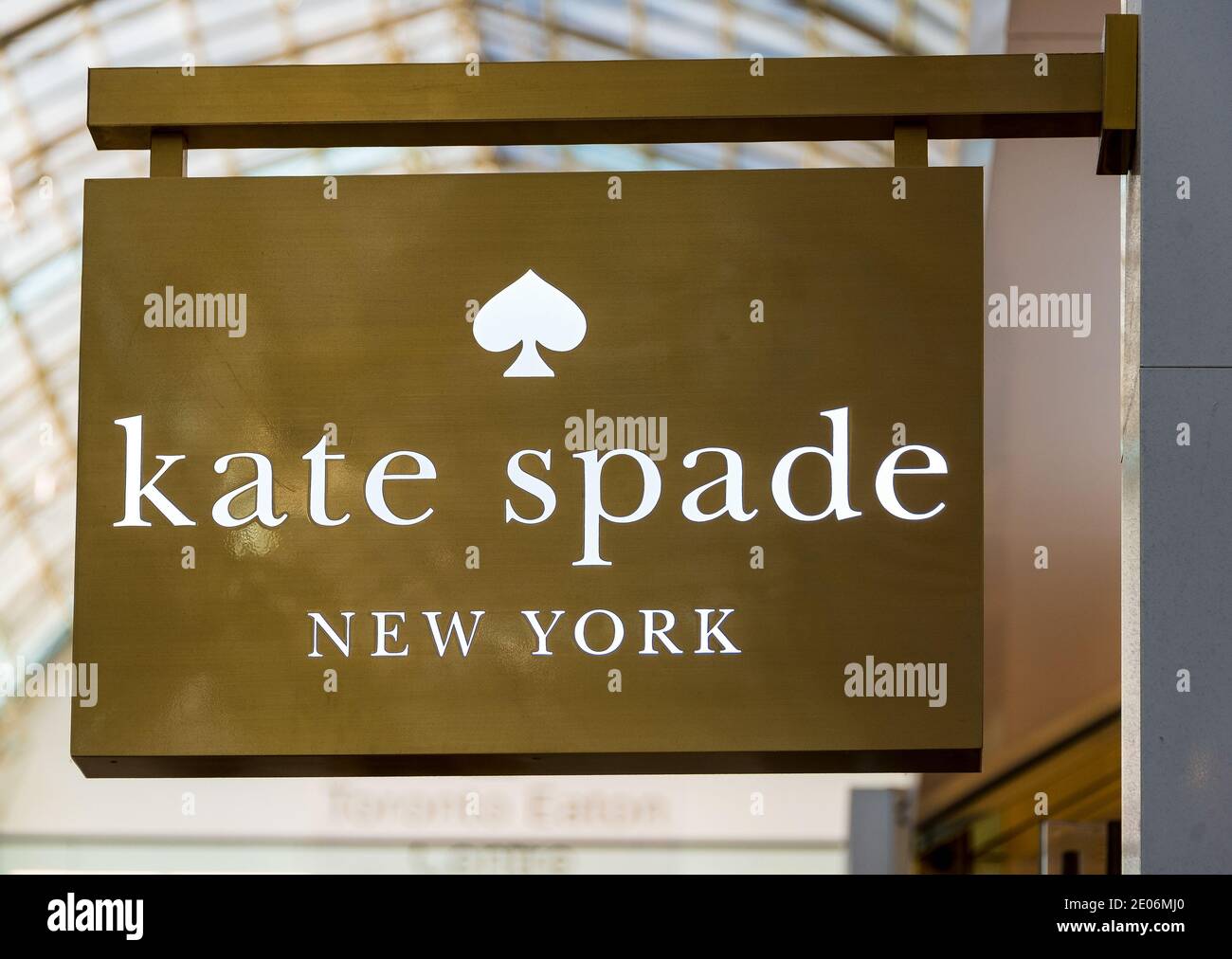 Kate Spade New York Connectez-vous au centre commercial. Le détaillant est connu pour ses vêtements audacieux et stylés de designer, les chaussures de designer, les accessoires de mode pour femmes Banque D'Images