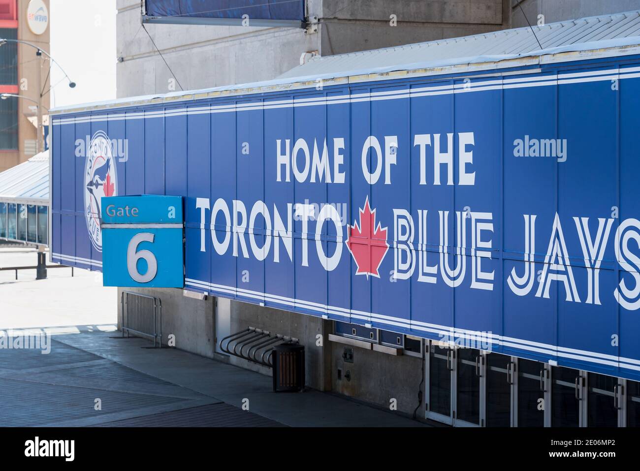 Centre Rogers : l'équipe de baseball des Blue Jays signe au sommet des entrées. Les Blue Jays représentent non seulement Toronto dans la MLB, mais tout le Canada. Banque D'Images