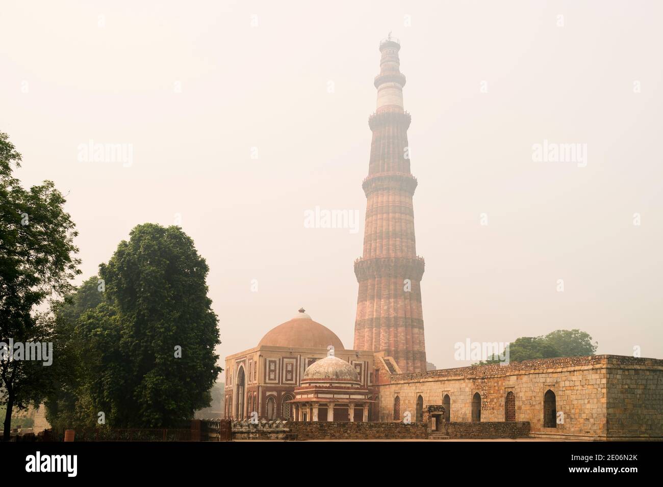 Le Qutb Minar, le minaret le plus haut du monde, s'est enveloppé de brume pendant que l'aube se brise à Delhi, en Inde. Banque D'Images