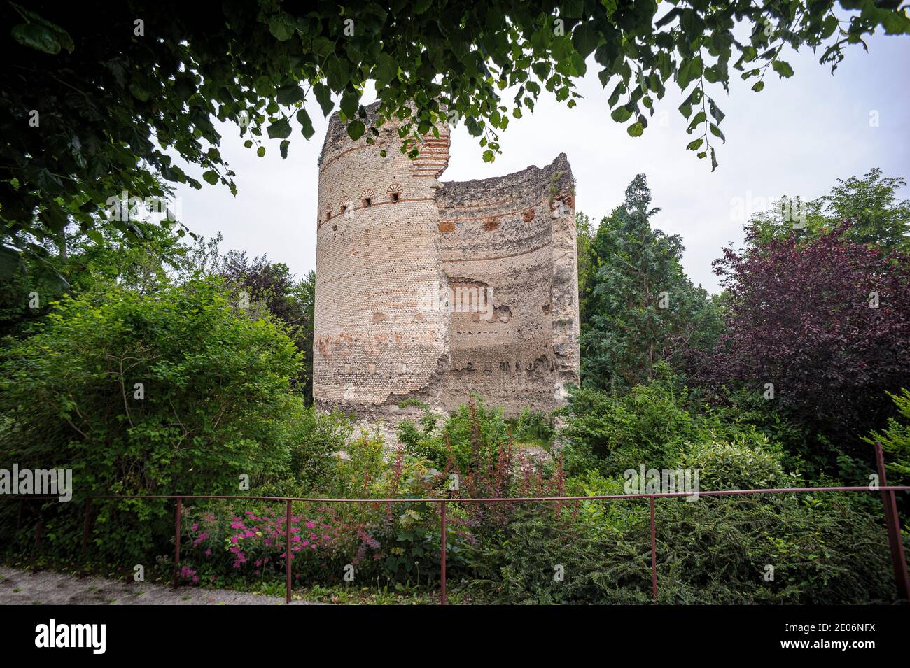 À Périgueux en France, la Tour de Vesone. Un vestige gallo-romain. Une ruine remarquable au milieu de la verdure. Banque D'Images