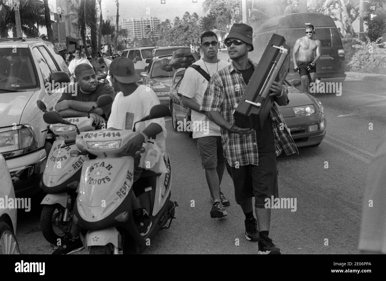 Ghetto Blaster jeunes hommes afro-américains des années 1990 traînant à Ocean Drive South Beach, Miami. Hommes portant une radio portable rétro Floride USA 1999. NOUS HOMER SYKES Banque D'Images