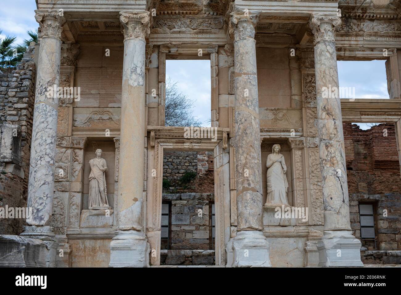 Statue sur le devant de la bibliothèque Celsus à Éphèse Banque D'Images