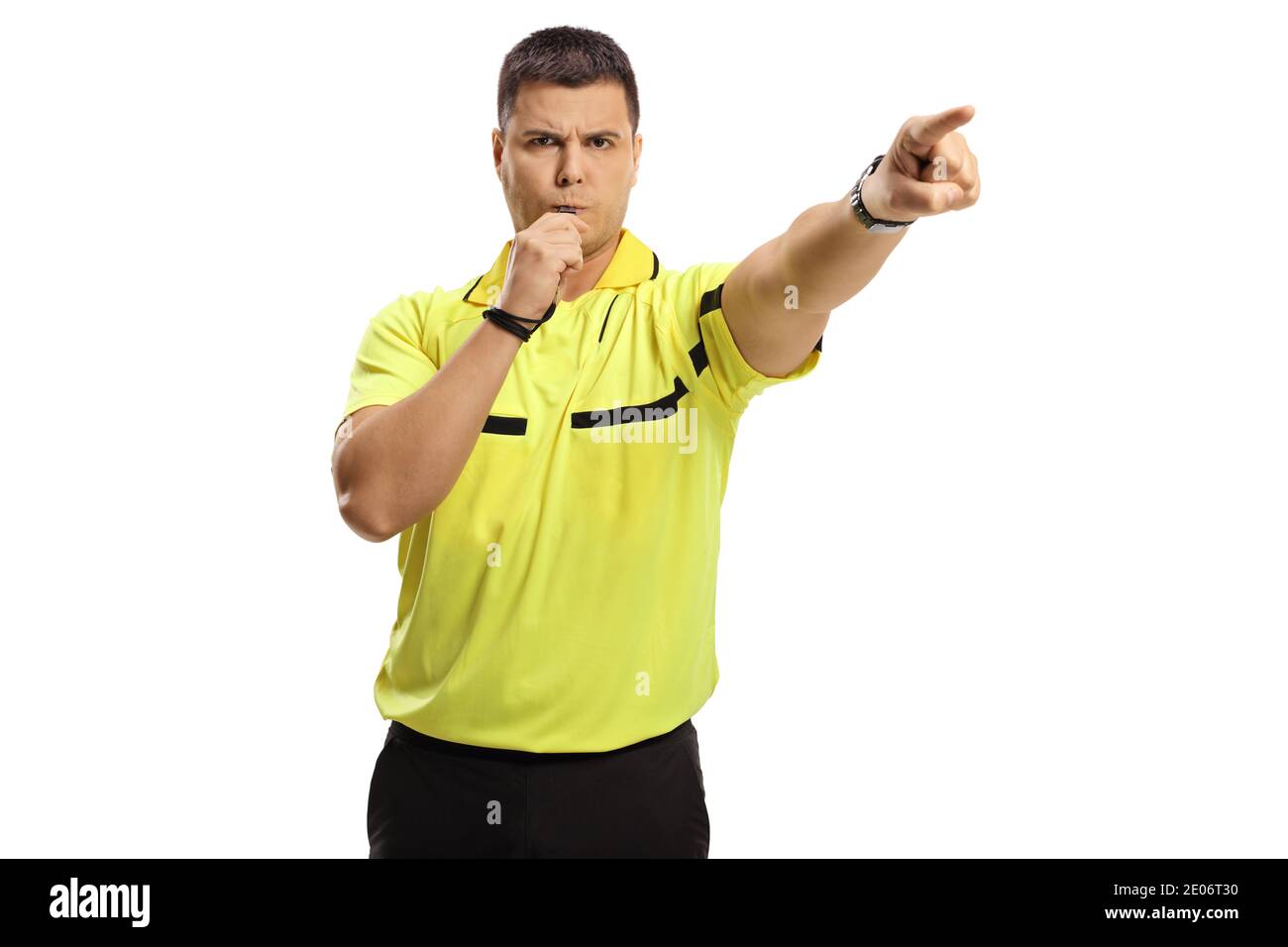 Un arbitre sportif qui siffle et pointe avec le doigt isolé sur fond blanc Banque D'Images