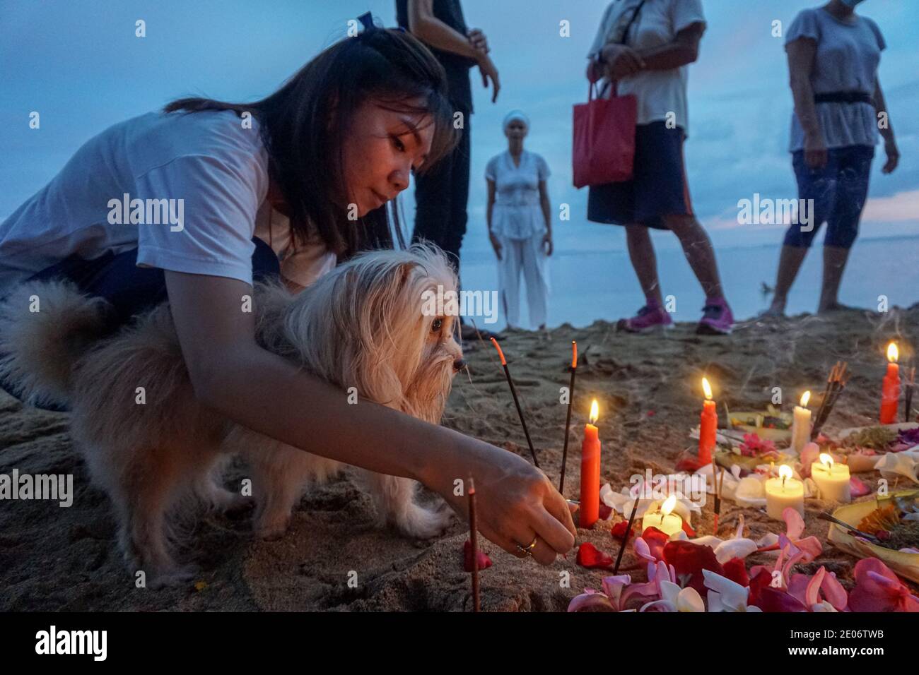 Denpasar, Bali, Indonésie. 30 décembre 2020. Un groupe d'amoureux de chiens brûlent de l'encens, des bougies lumineuses et ont tenu des prières pour commémorer six chiens errants tués par une personne inconnue autour de la plage de Sanur à Bali. (Image de crédit : © Dicky BisinglasiZUMA Wire) Banque D'Images