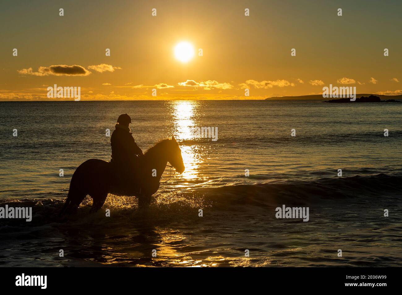 Garrylucas, West Cork, Irlande. 30 décembre 2020. Carmel Hayes, de Kinsale, à cheval 'Queen B', se déplace le long de la plage de Garrylucas à West Cork avant le coucher du soleil sur une journée de soleil d'hiver. Le pays devrait entrer dans un confinement de niveau 5 en raison de la montée en flèche des cas de COVID-19. Crédit : AG News/Alay Live News Banque D'Images