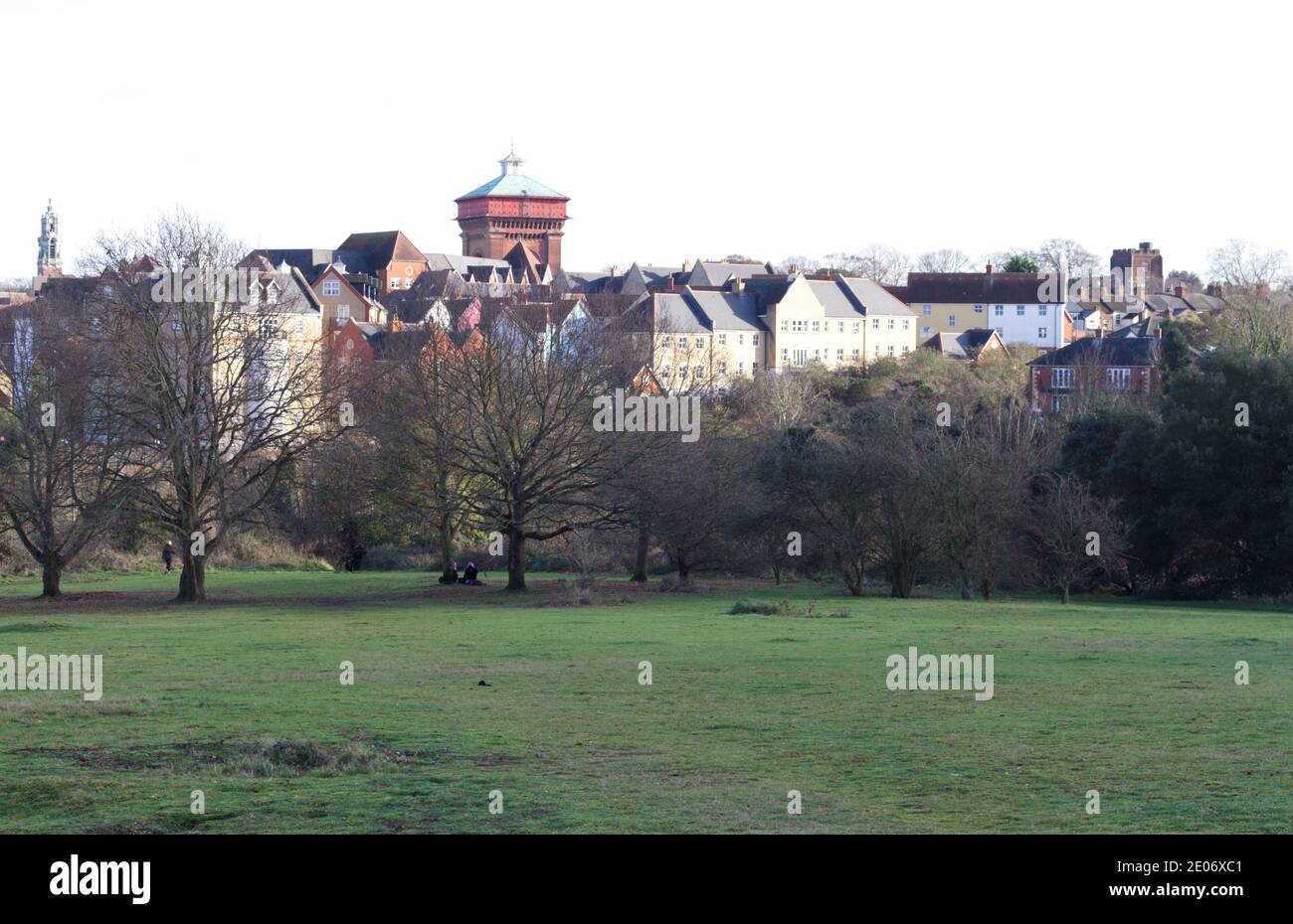 Le château d'eau géant et l'hôtel de ville font partie de Vue sur les collines de Colchester Banque D'Images