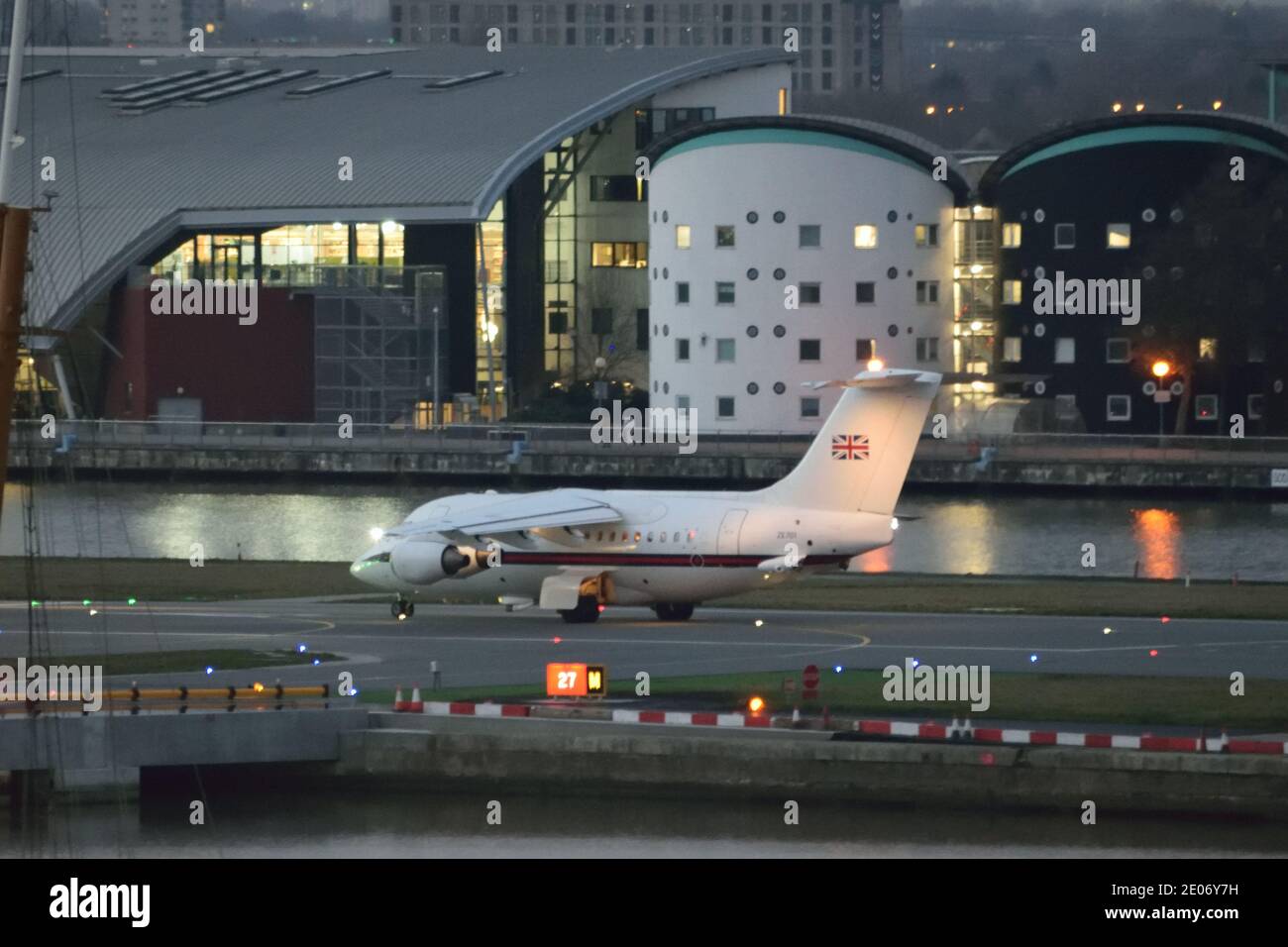 Londres, Royaume-Uni, le 30 décembre 2020 – l'avion B146 de la RAF du 32 Squadron, qui porte une copie de l'accord commercial UK/UE SUR LE BREXIT ratifié et signé, quitte l'aéroport de London City et retourne à Bruxelles pour livrer le document officiel à l'UE. L'avion était arrivé plus tôt dans la journée avec le document signé par le côté de l'UE et a atterri à l'aéroport situé à l'est de Londres. . Crédit : une Christy/Alamy Live News. Banque D'Images