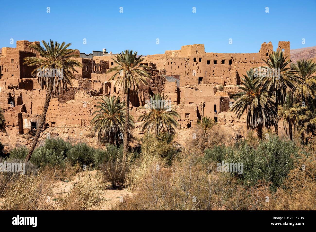 Haut Atlas, Maroc. 23 février 2020. Village de maisons de boue avec palmiers dans la vallée de Dadès le 23 février 2020 dans le Haut Atlas, Maroc. Banque D'Images