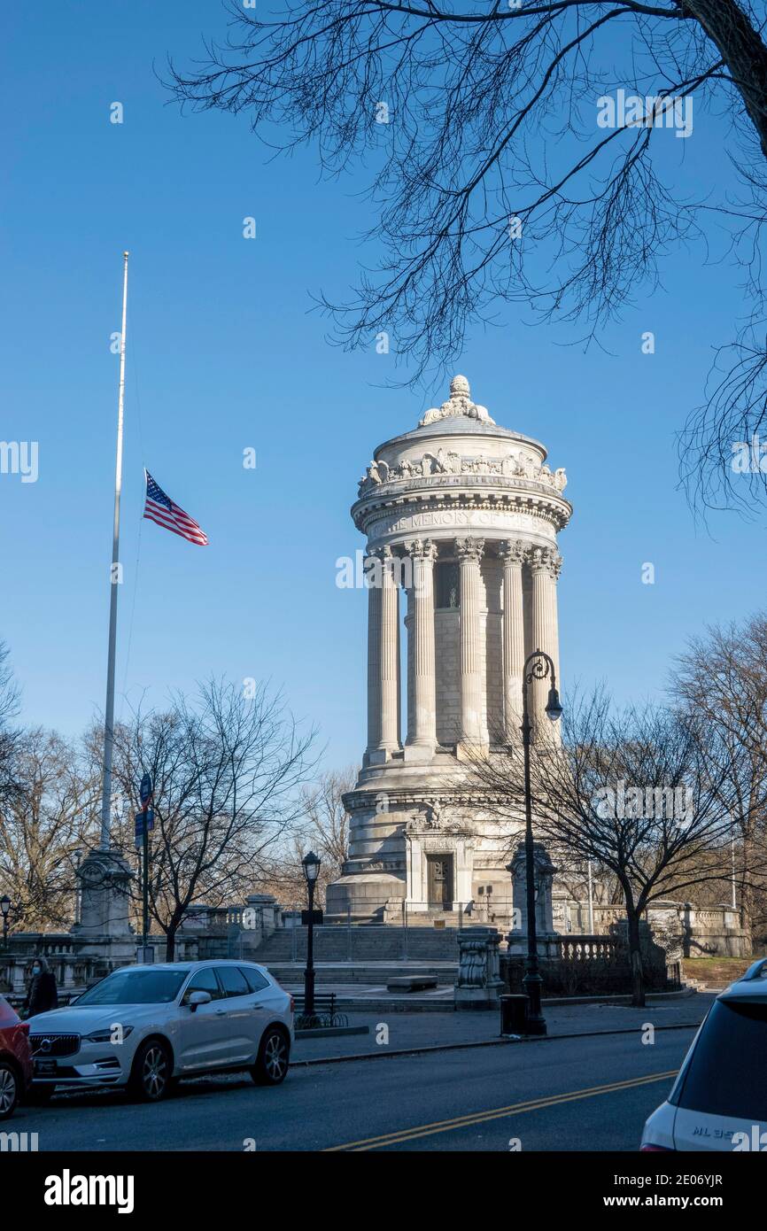 New York, États-Unis, décembre 2020. Mémorial des soldats et des marins avec drapeau à mi-mât sur Riverside Drive, Manhattan. NYC Banque D'Images