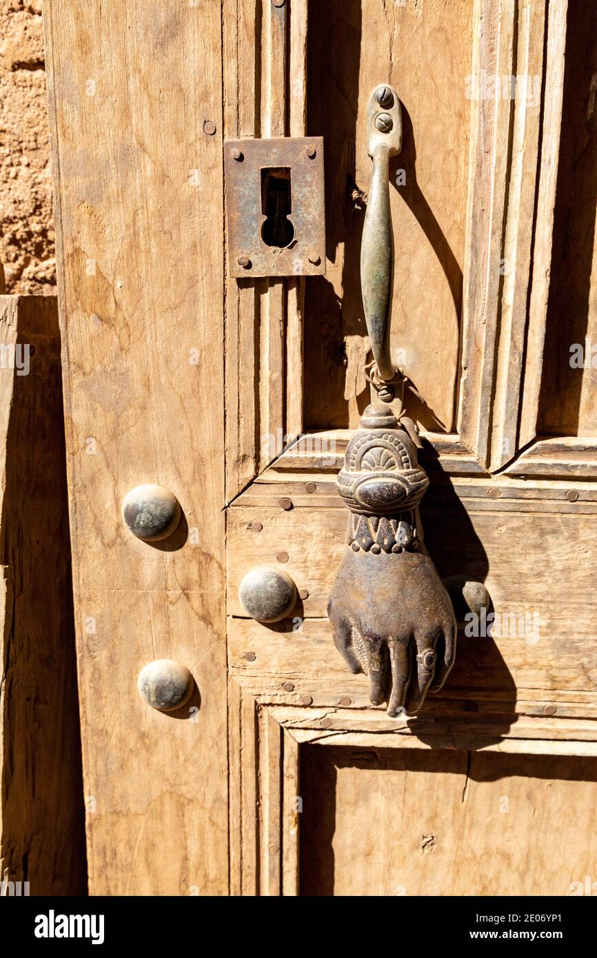 Anti-Atlas, Maroc. 28 février 2020. Porte-knock en fer à main Fatma le 28 février 2020 à anti-Atlas, Maroc. Banque D'Images