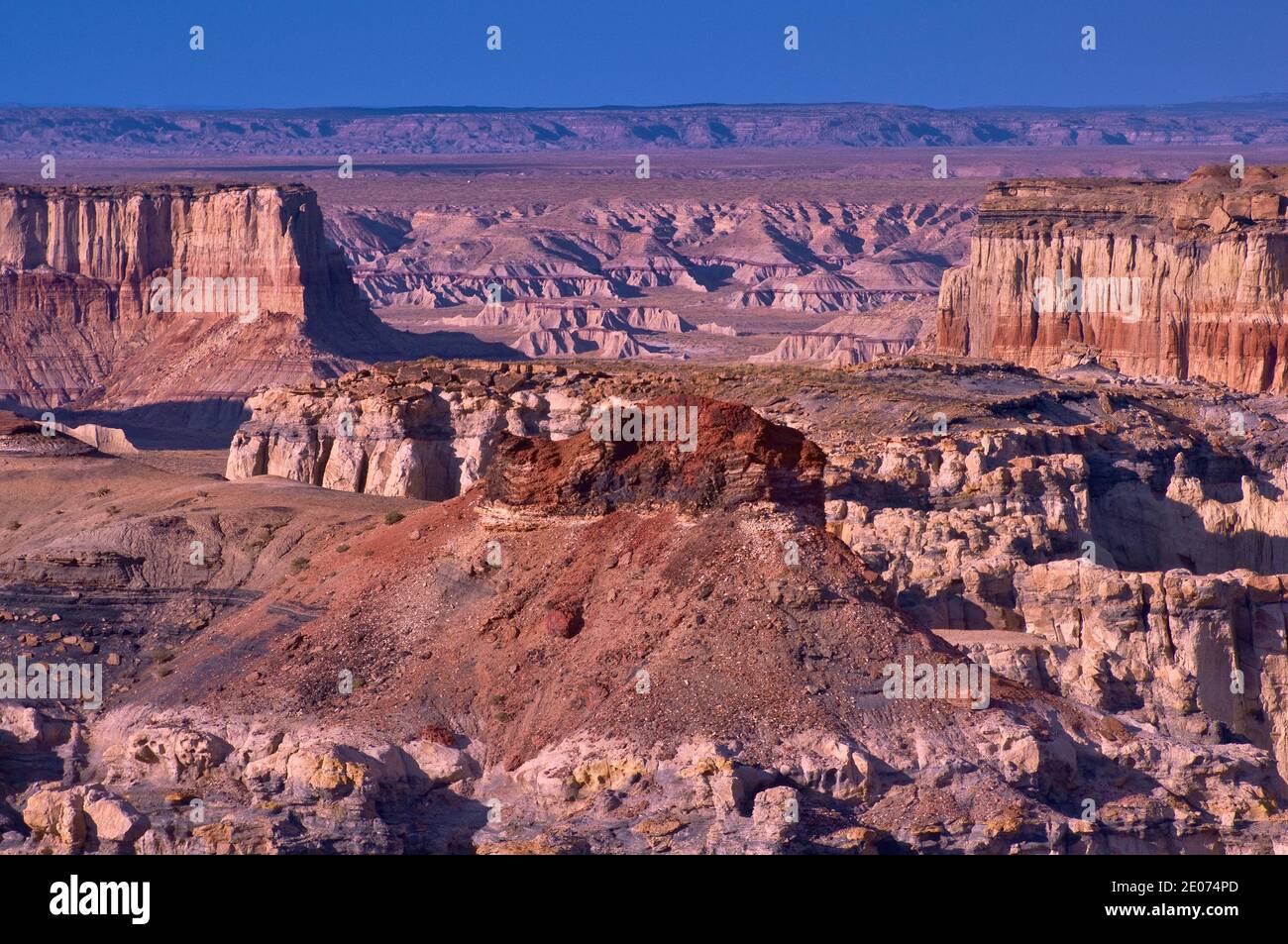 Formations rocheuses dans le Coal Mine Canyon, coucher de soleil, plateau de Moenkopi, bord du désert peint, réserve indienne Navajo, près de Tuba City, Arizona, Etats-Unis Banque D'Images