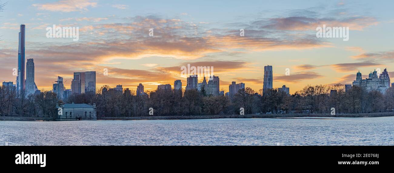Panorama du réservoir Central Park, avec réservoir en premier plan et en arrière-plan avec gratte-ciel et coucher de soleil Banque D'Images