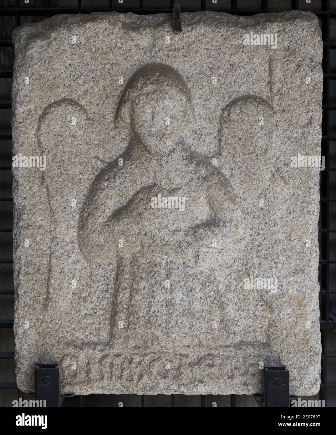Dalle de pierre montrant un ange symbolisant Saint Matthieu (Tetramorph). 1475-1525. Probablement de l'église de Saint-Domingue ou de l'église de Santo Tomás (la Coruña, Galice, Espagne). Musée archéologique et d'histoire (Château de San Anton). A Corogne, Galice, Espagne. Banque D'Images