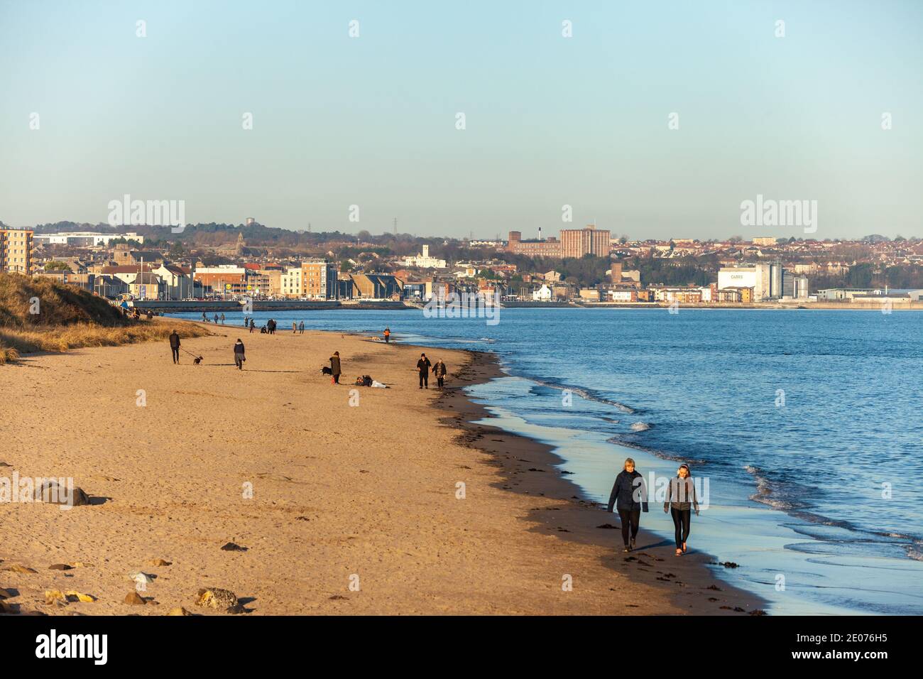 Les gens qui passent l'hiver se promette le long de la plage à Kirkcaldy, Fife, Écosse. Banque D'Images