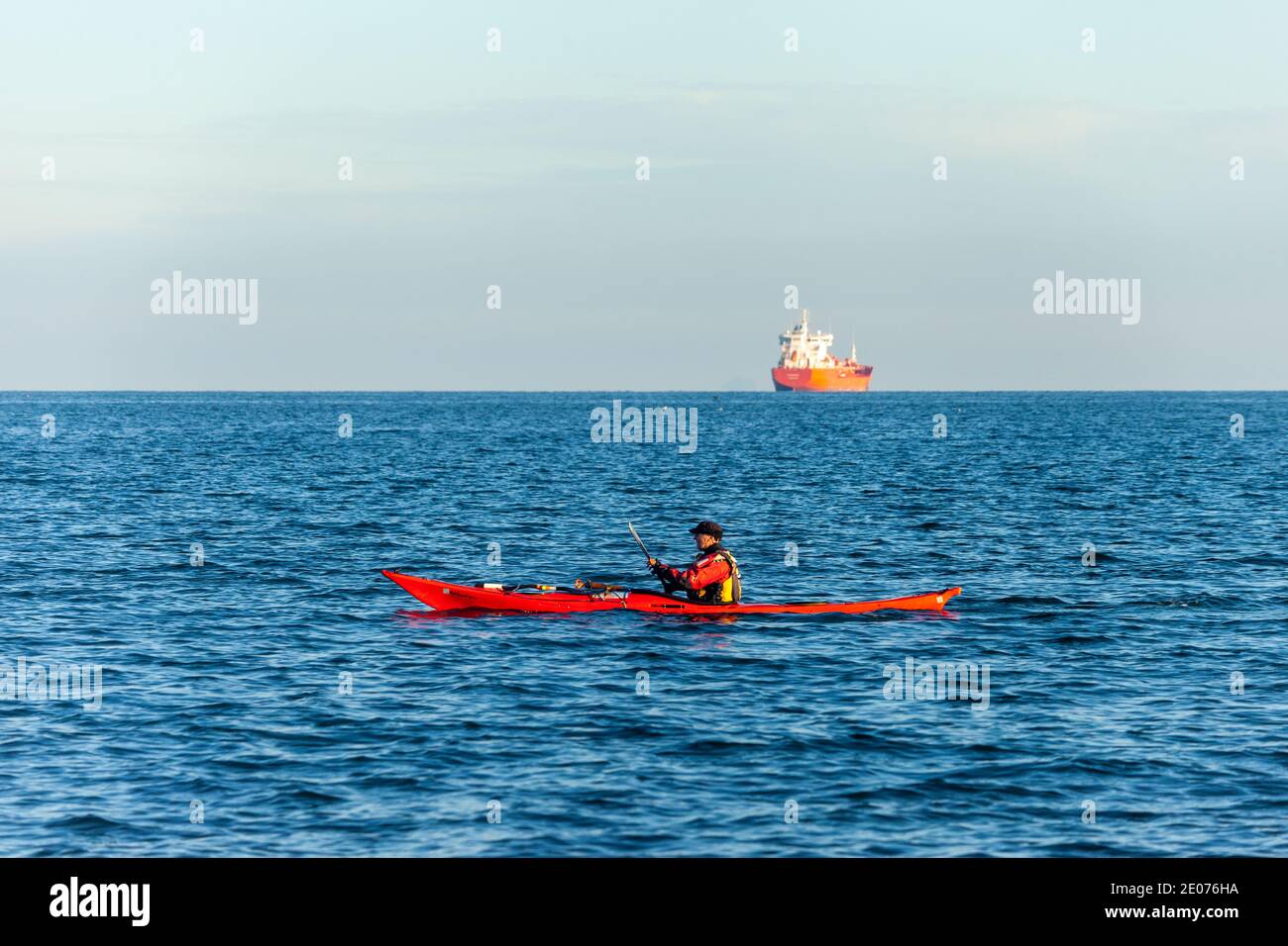 Un kayak de mer pagayant juste au large de la côte à Kirkcaldy, Fife, Écosse. Banque D'Images