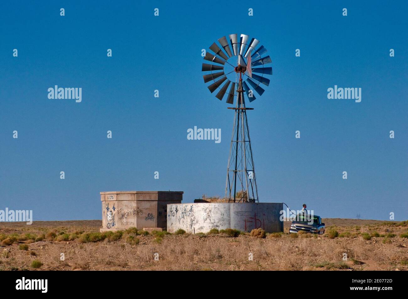 Moulin à vent et réservoir d'eau près de Coal Mine Canyon, plateau de Moenkopi, réserve indienne Navajo, près de Tuba City, Arizona, Etats-Unis Banque D'Images