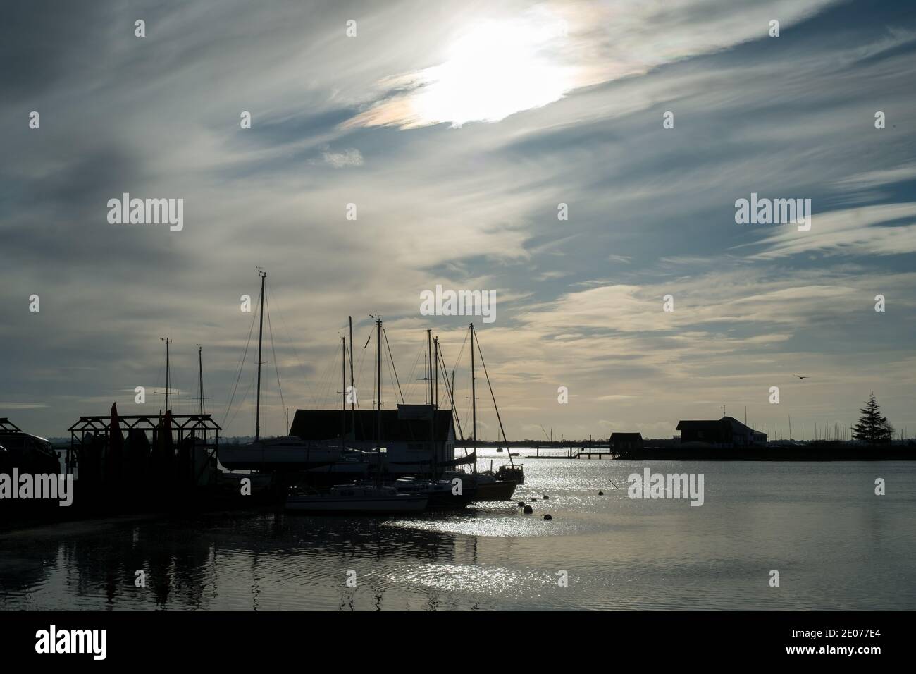 Vue d'hiver de l'estuaire de la rivière Blackwater à Tollesbury, Essex, Royaume-Uni Banque D'Images