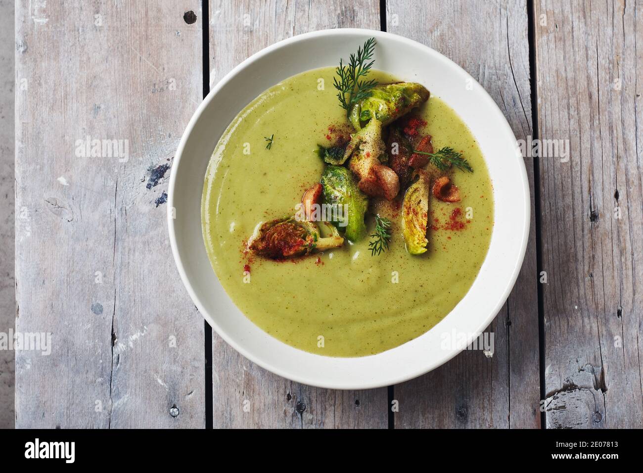 Soupe à la crème de légumes verts avec brocoli et choux de bruxelles. Banque D'Images