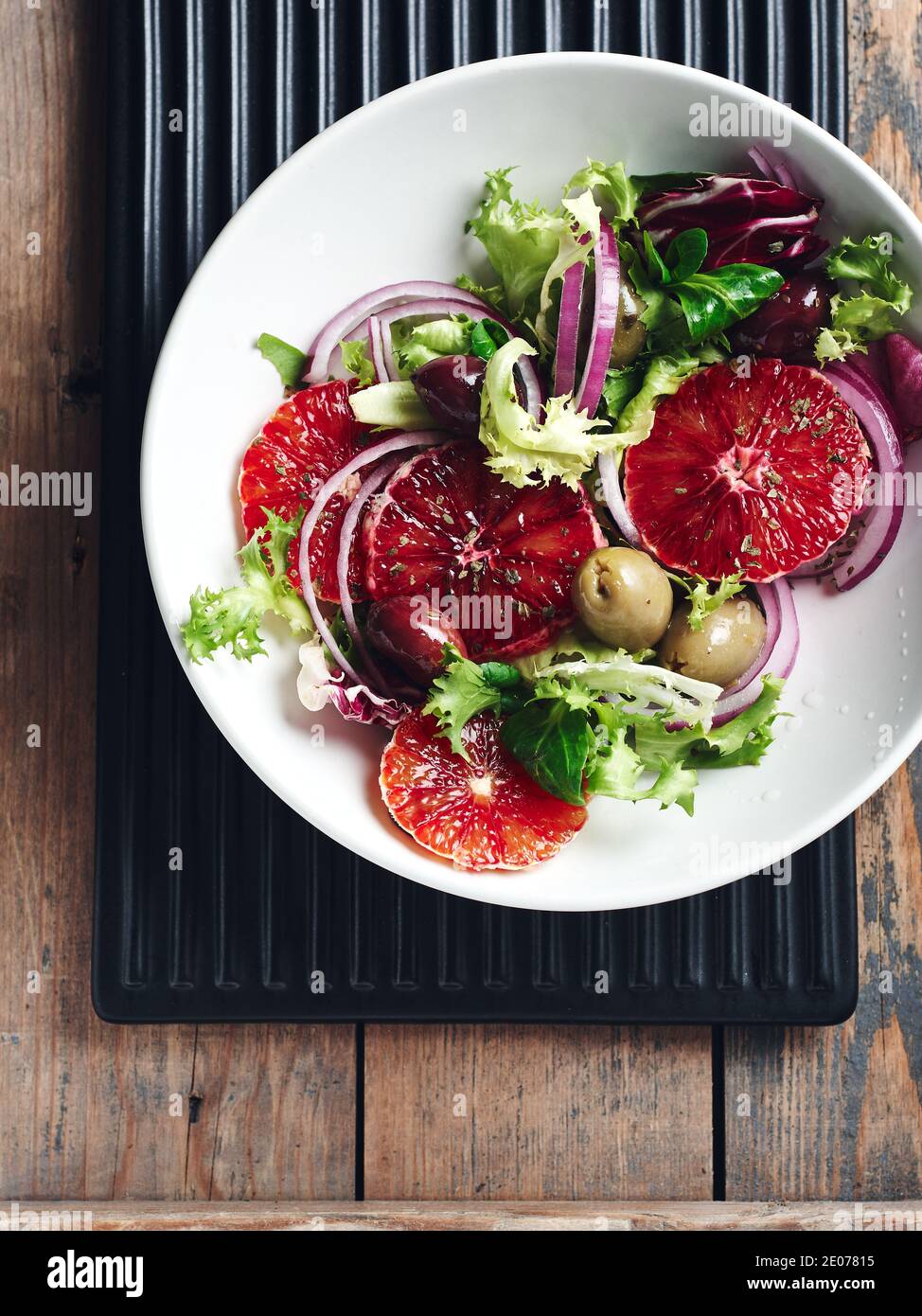 Salade avec oranges rouges, olives et oignons rouges. Banque D'Images Salade avec oranges rouges, olives et oignons rouges. Banque D'Images