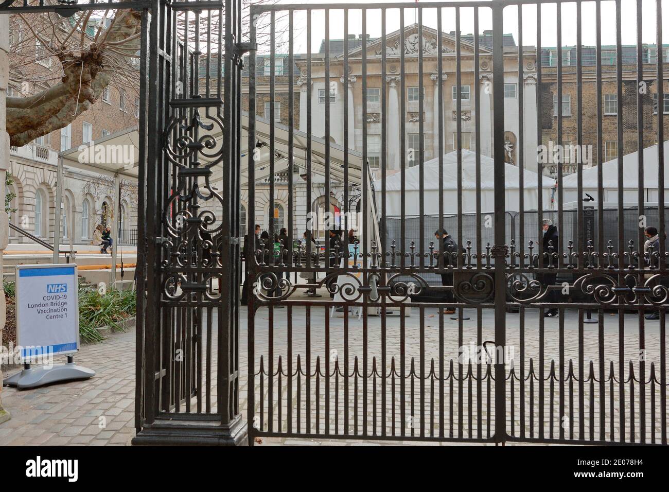 Londres (Royaume-Uni), 30 décembre 2020 : le personnel du NHS doit être vacciné contre Covid sur le campus de l'hôpital Kings College Guys. Banque D'Images