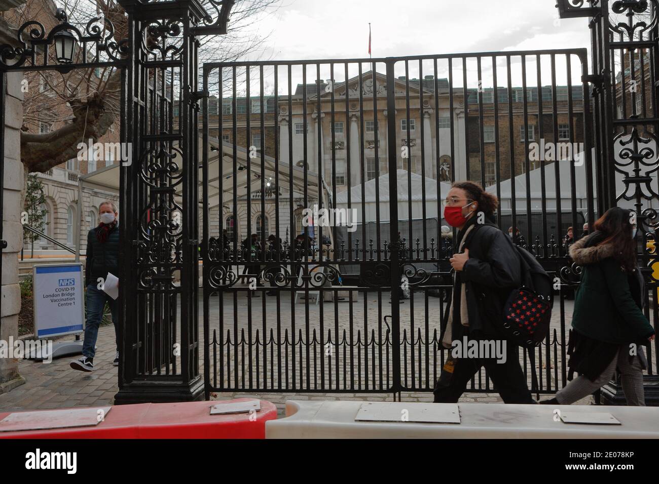 Londres (Royaume-Uni), 30 décembre 2020 : le personnel du NHS doit être vacciné contre Covid sur le campus de l'hôpital Kings College Guys. Banque D'Images