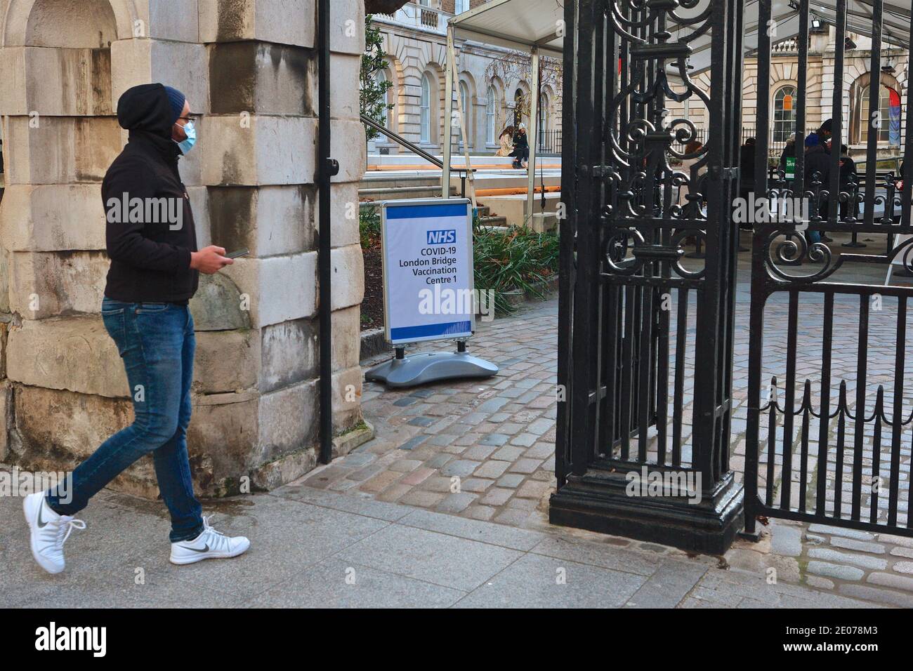Londres (Royaume-Uni), 30 décembre 2020 : le personnel du NHS doit être vacciné contre Covid sur le campus de l'hôpital Kings College Guys. Banque D'Images