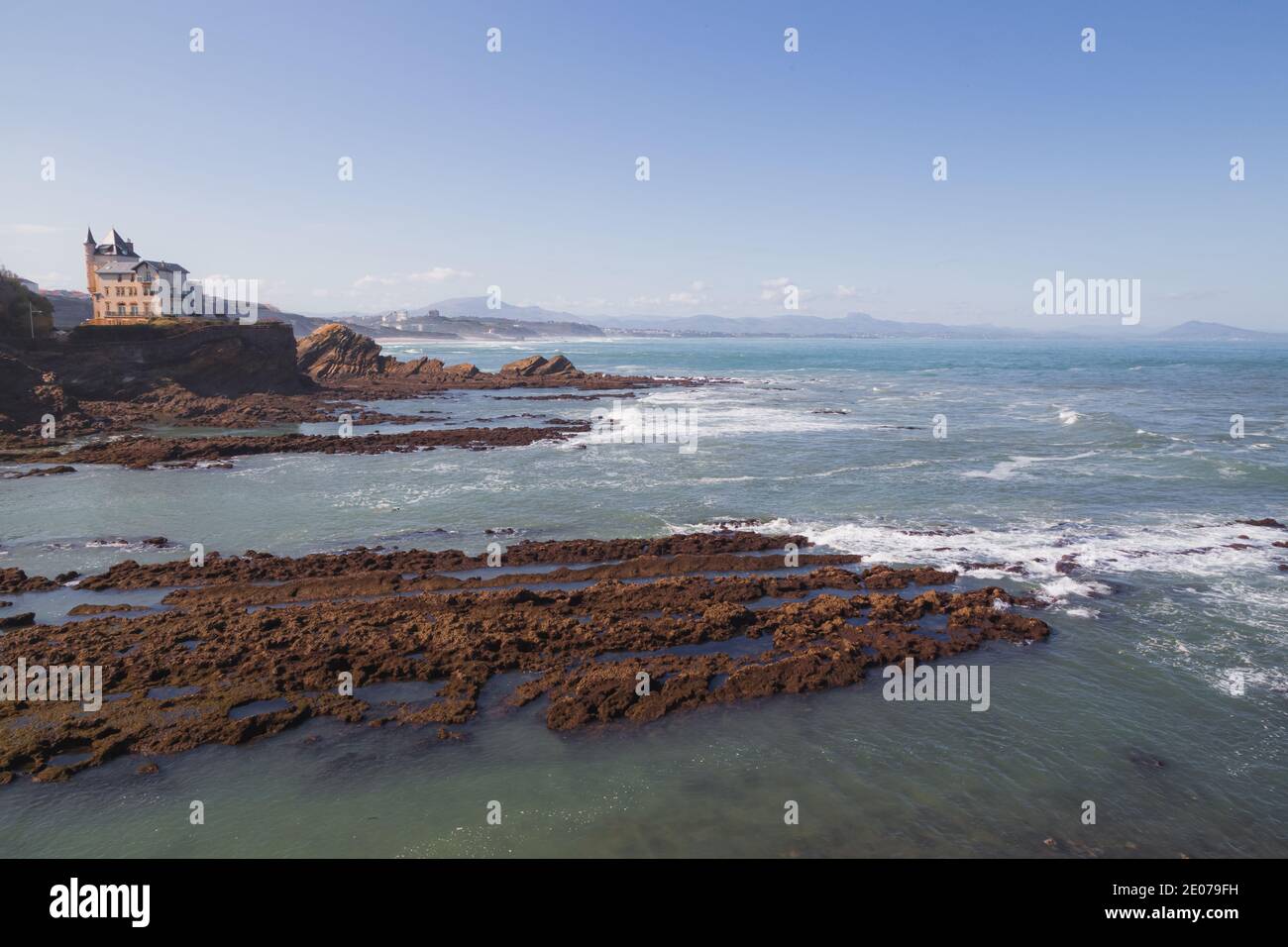 Vue sur le bord de mer de la Villa Belza, dans la ville basque côtière historique de Biarritz, dans le sud-ouest de la France. Banque D'Images