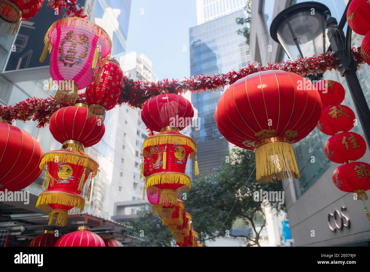 De belles lanternes chinoises pendues dans les rues de Hong Kong. Décoration or et rouge colorée. Lumière du jour. Banque D'Images De belles lanternes chinoises pendues dans les rues de Hong Kong. Décoration or et rouge colorée. Lumière du jour. Banque D'Images