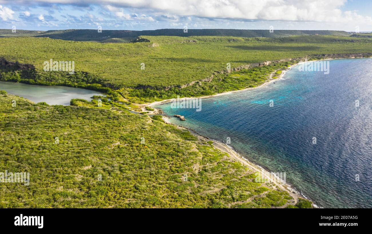 Vue aérienne au-dessus du paysage de Curaçao, des Caraïbes avec l'océan, la côte, les collines, le lac Banque D'Images