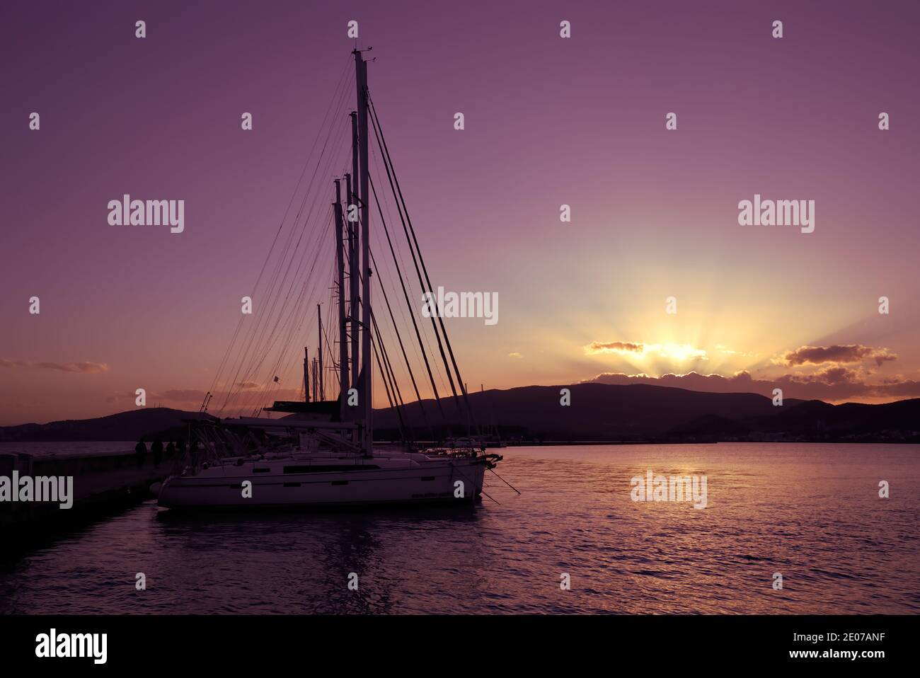 Magnifique coucher de soleil dans le port de la ville de Volos, Grèce. Banque D'Images