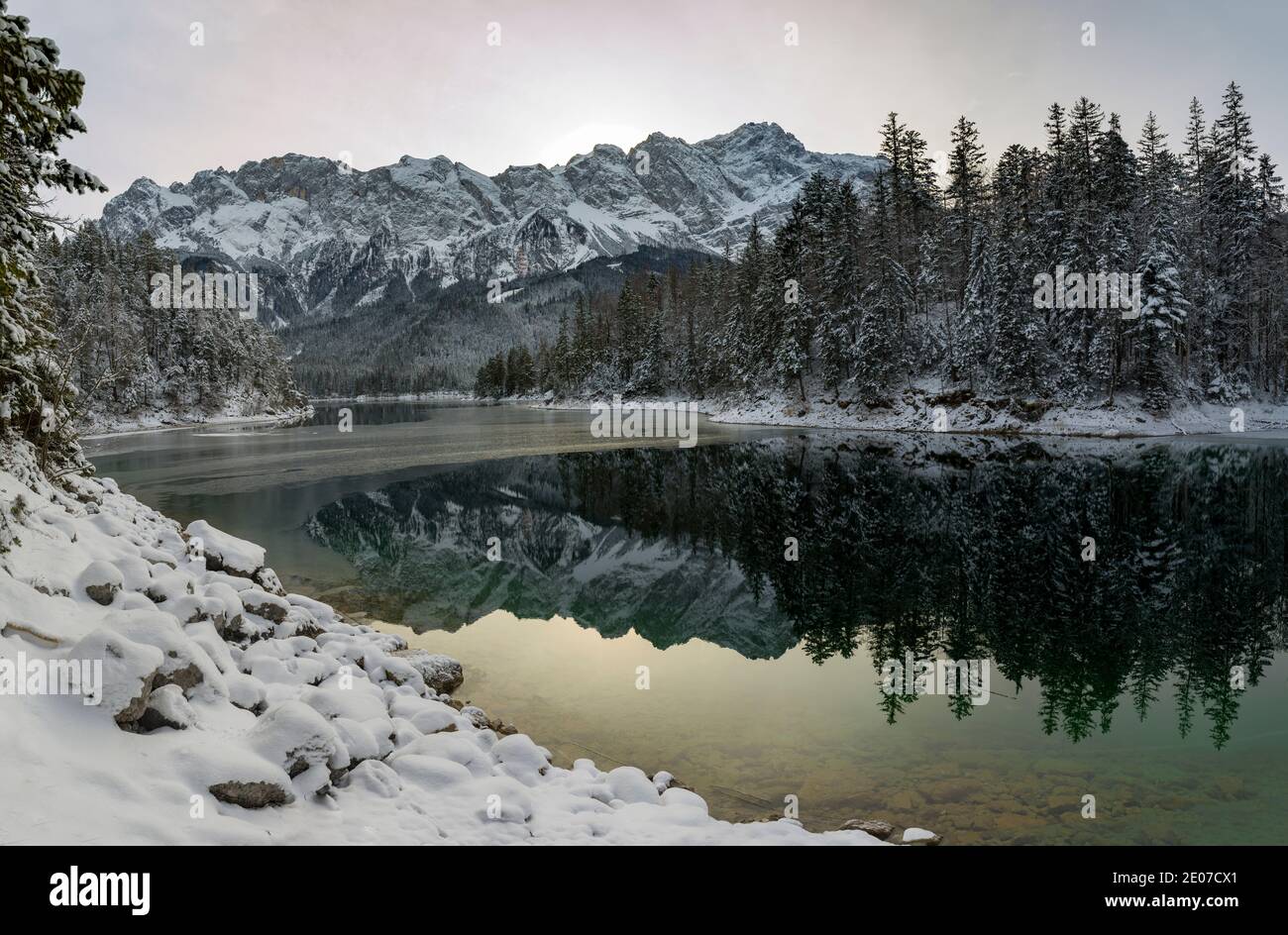 Magnifique lac enneigé Eibsee en hiver Banque D'Images