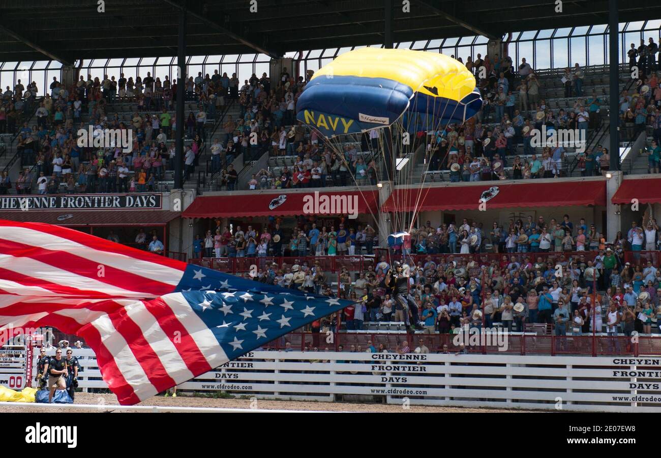 LEAP Frogs sautent dans Cheyenne Frontier Days Arena pendant la semaine de la marine de Cheyenne. Banque D'Images