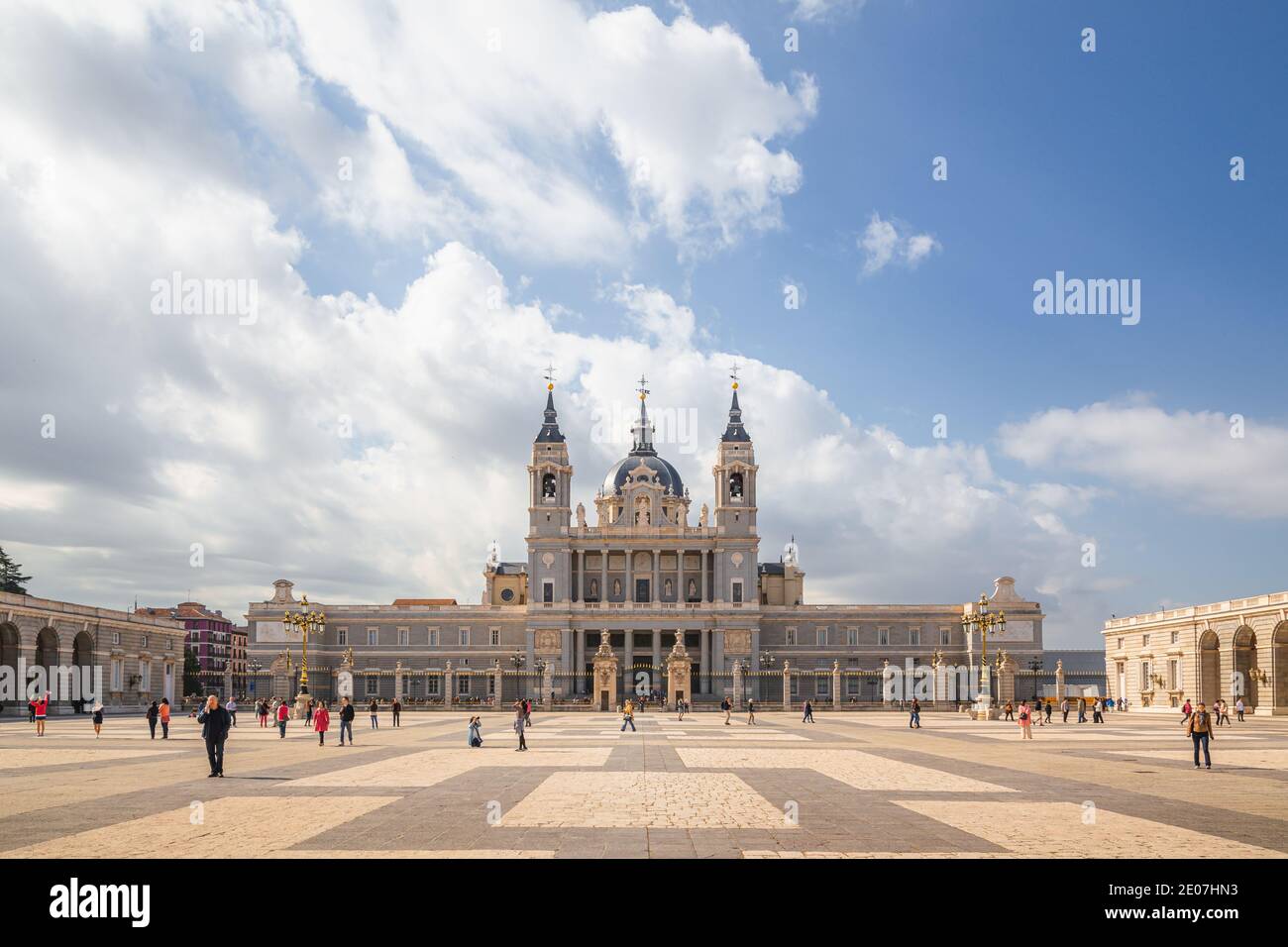 La cathédrale d'Almudena devant l'entrée du Palais Royal est le siège de l'archidiocèse catholique de Madrid en Espagne Banque D'Images