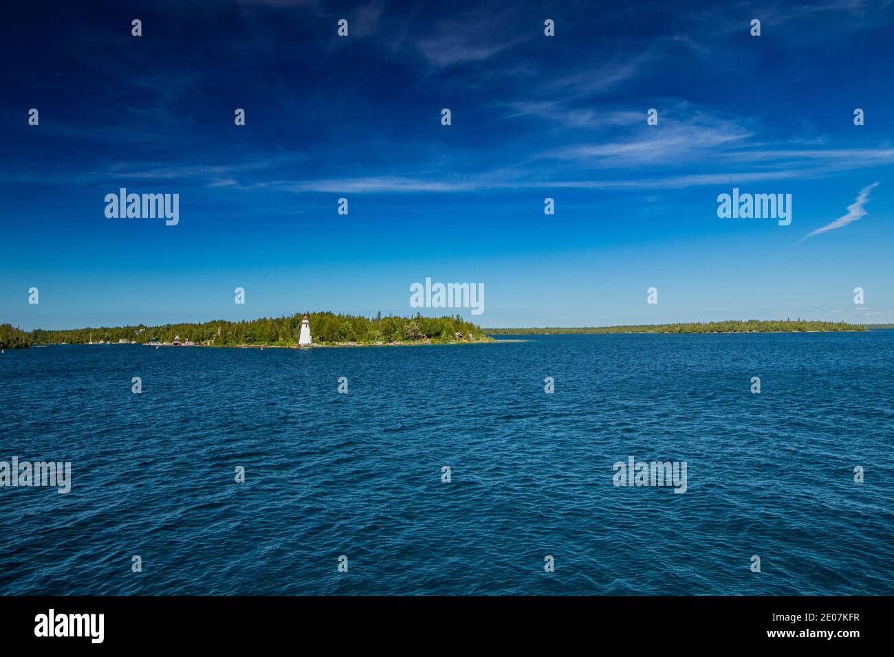 Grande maison lumineuse avec baignoire et Tobermory vu du lac Huron, ON. Paysages spectaculaires en été dans la baie Georgienne, en ONTARIO, Canada. Il y a plus de 30,000 isl Banque D'Images