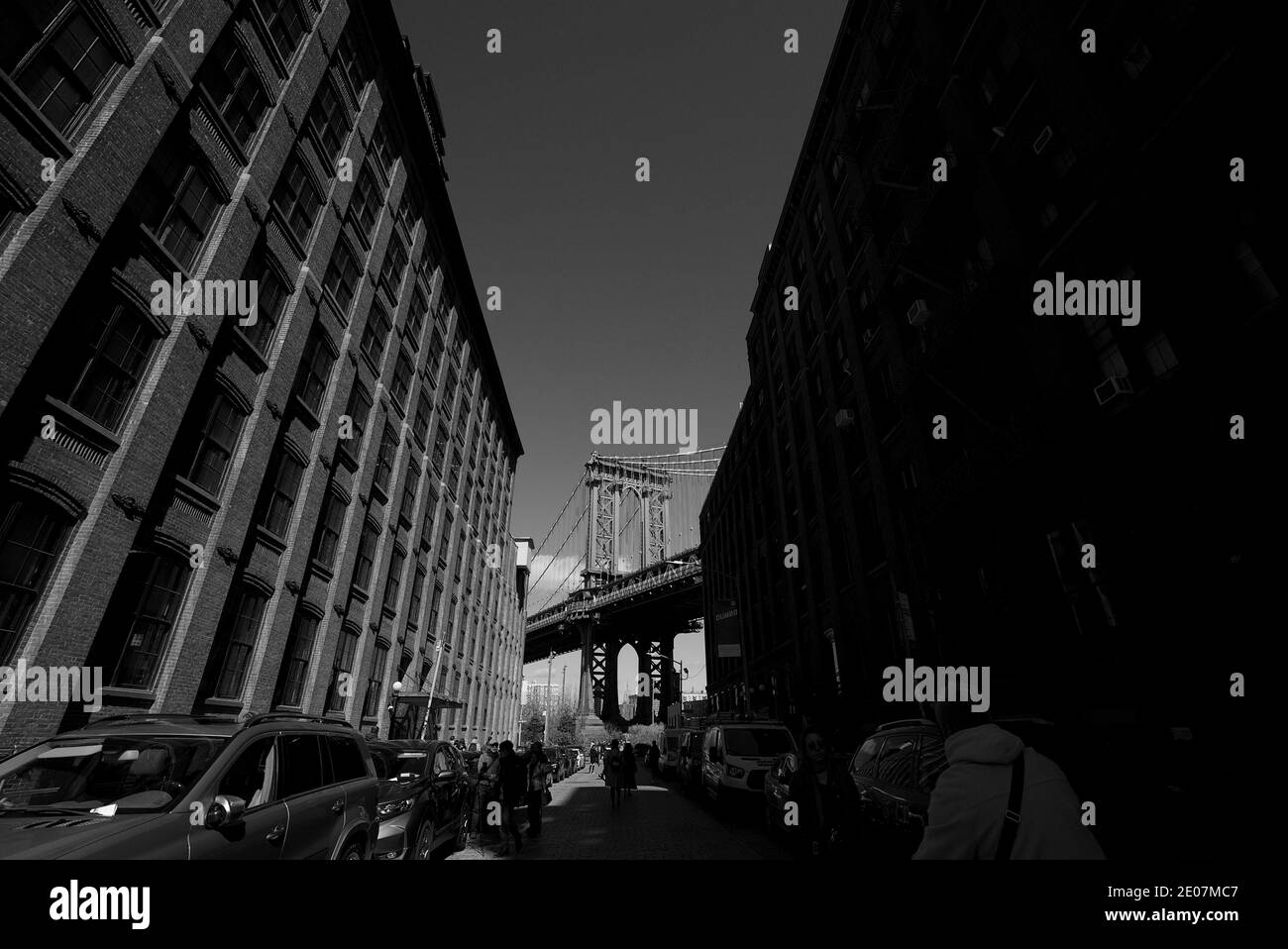 Le pont de Manhattan : pont suspendu au-dessus de l'East River à New York, reliant Lower Manhattan et le centre-ville de Brooklyn, DUMBO. Noir et blanc Banque D'Images