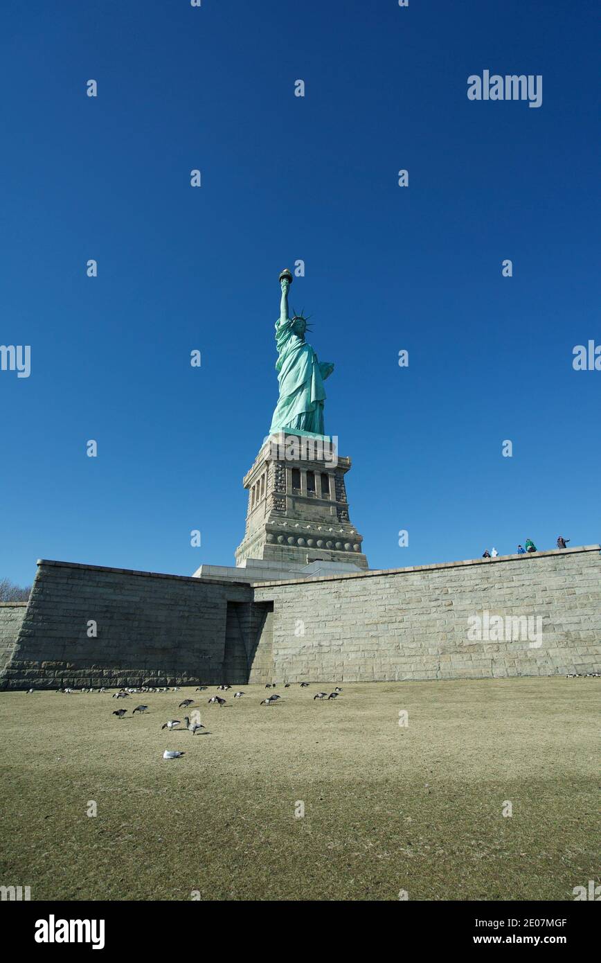 Vue rapprochée de la Statue de la liberté, Statue de la ville de New York, depuis Liberty Island, New York, New York. Vue de dessous, vue rapprochée de la Statue. Banque D'Images