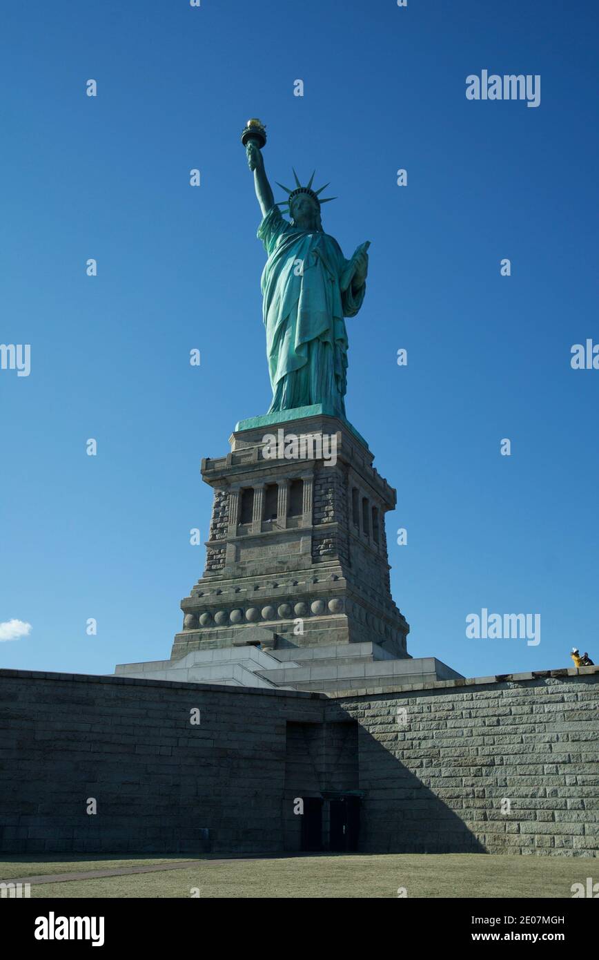 Vue rapprochée de la Statue de la liberté, Statue de la ville de New York, depuis Liberty Island, New York, New York. Vue de dessous, vue rapprochée de la Statue. Banque D'Images