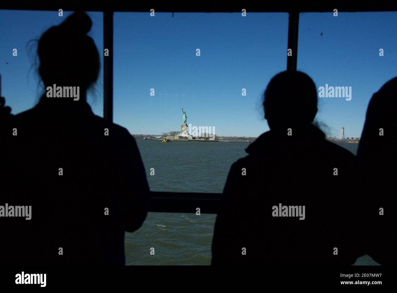 Statue de la liberté New York, Statue de la ville de New York, Liberty Island, New York. Touristes regardant la Statue de la liberté depuis le ferry de Staten Island. Tourisme Banque D'Images