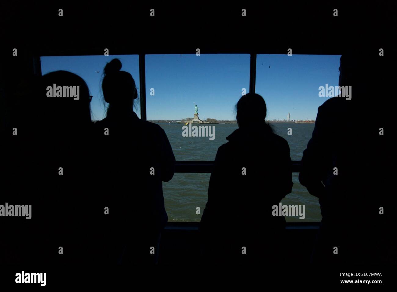 Statue de la liberté New York, Statue de la ville de New York, Liberty Island, New York. Touristes regardant la Statue de la liberté depuis le ferry de Staten Island. Tourisme Banque D'Images