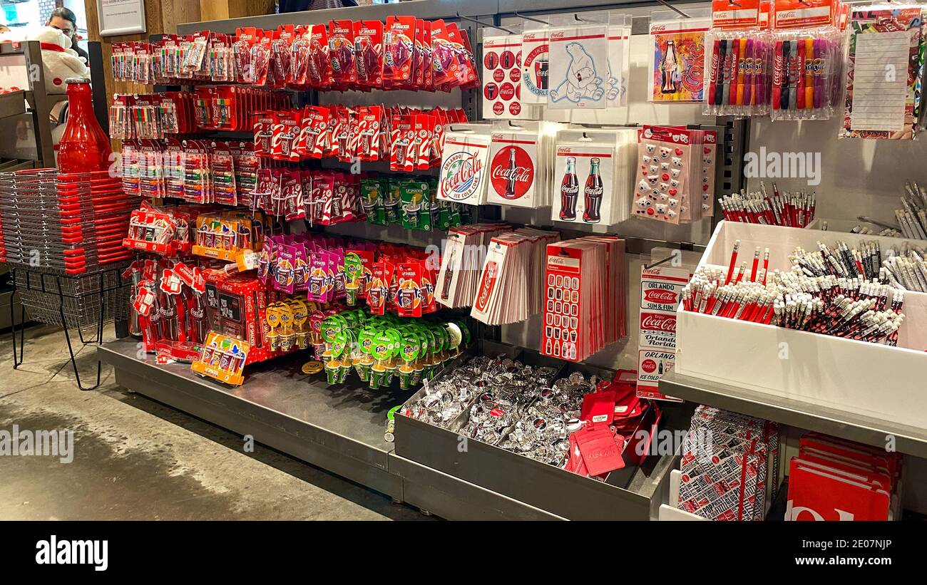 Orlando, FL USA - 15 février 2020: Jouets, smacker à lèvres, autocollants, stylos et crayons avec le logo de marque Coca Cola sur eux au magasin Coca Cola dans ou Banque D'Images