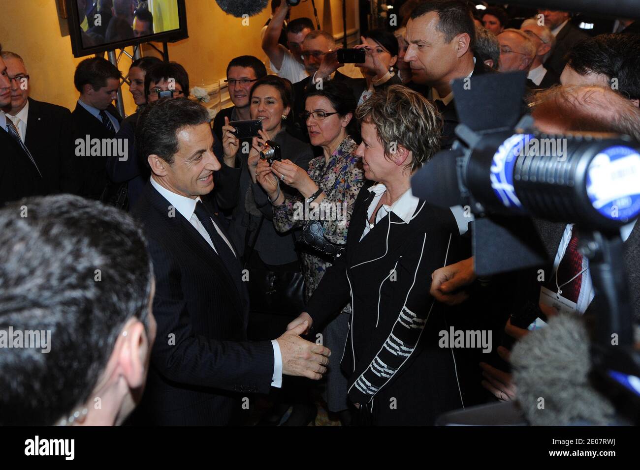 Le président français Nicolas Sarkozy est photographié alors qu'il adresse ses voeux du nouvel an au personnel en service pendant la nuit de la Saint-Sylvestre dans la préfecture de Moselle pour visiter un siège de sécurité dans la ville de Metz, dans le nord-est de la France, le 1er janvier 2012. Photo par Pol Emile/Pool/ABACAPRESS.COM Banque D'Images