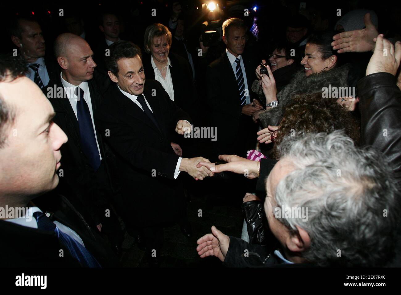 Le président français Nicolas Sarkozy, flanqué de stages d'apprentissage et le ministre de la formation Nadine Morano, arrive en visite dans un quartier général de la sécurité dans la ville de Metz, dans le nord-est de la France, le 1er janvier, 2012 avant de s'occuper de ses souhaits du nouvel an au personnel en service pendant la nuit de la Saint-Sylvestre dans la préfecture de Moselle. Photo de Fred Marvaux/Pool/ABACAPRESS.COM Banque D'Images