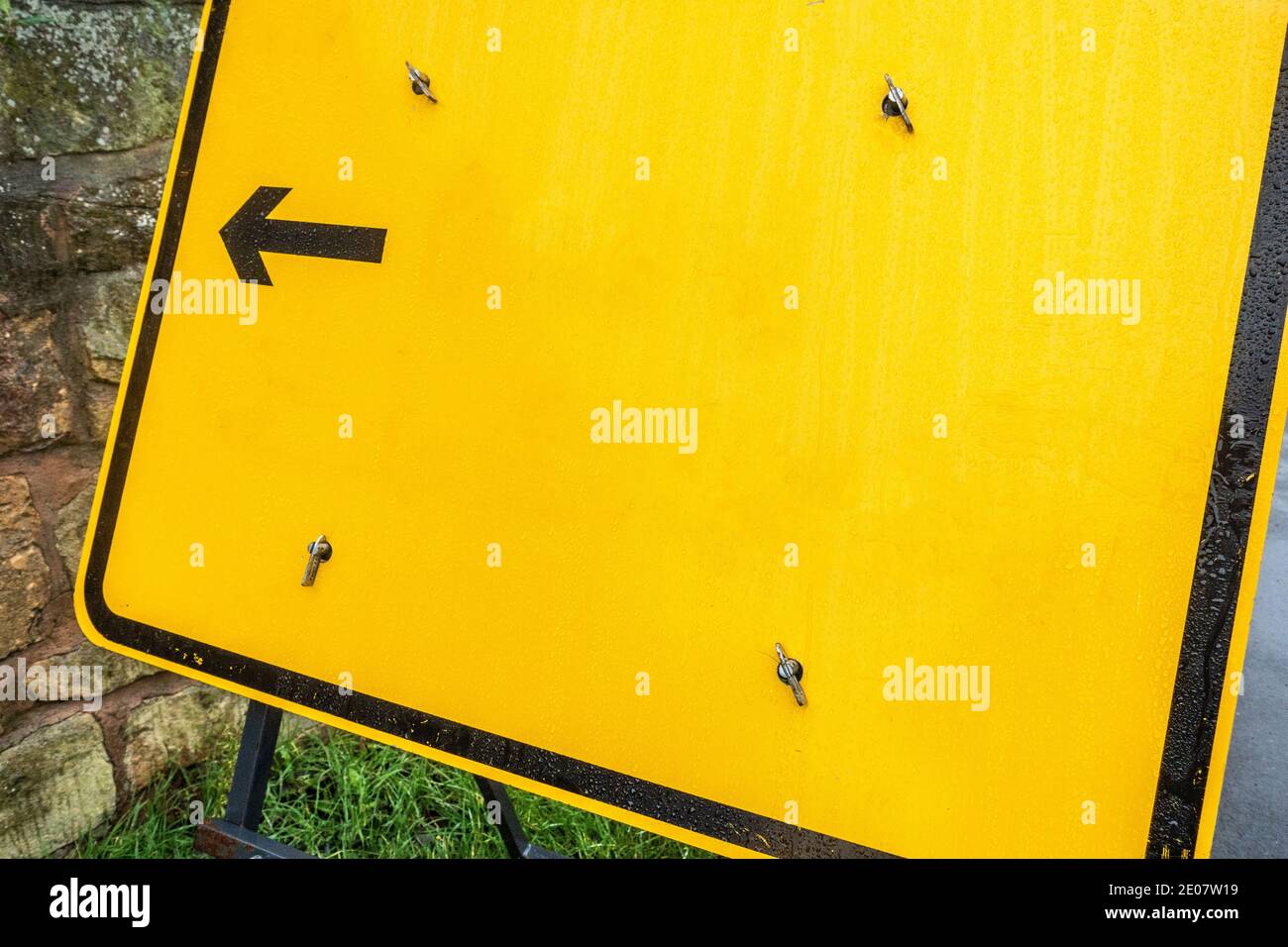 Panneau jaune vierge indiquant un avis de route avec espace pour les copies Banque D'Images