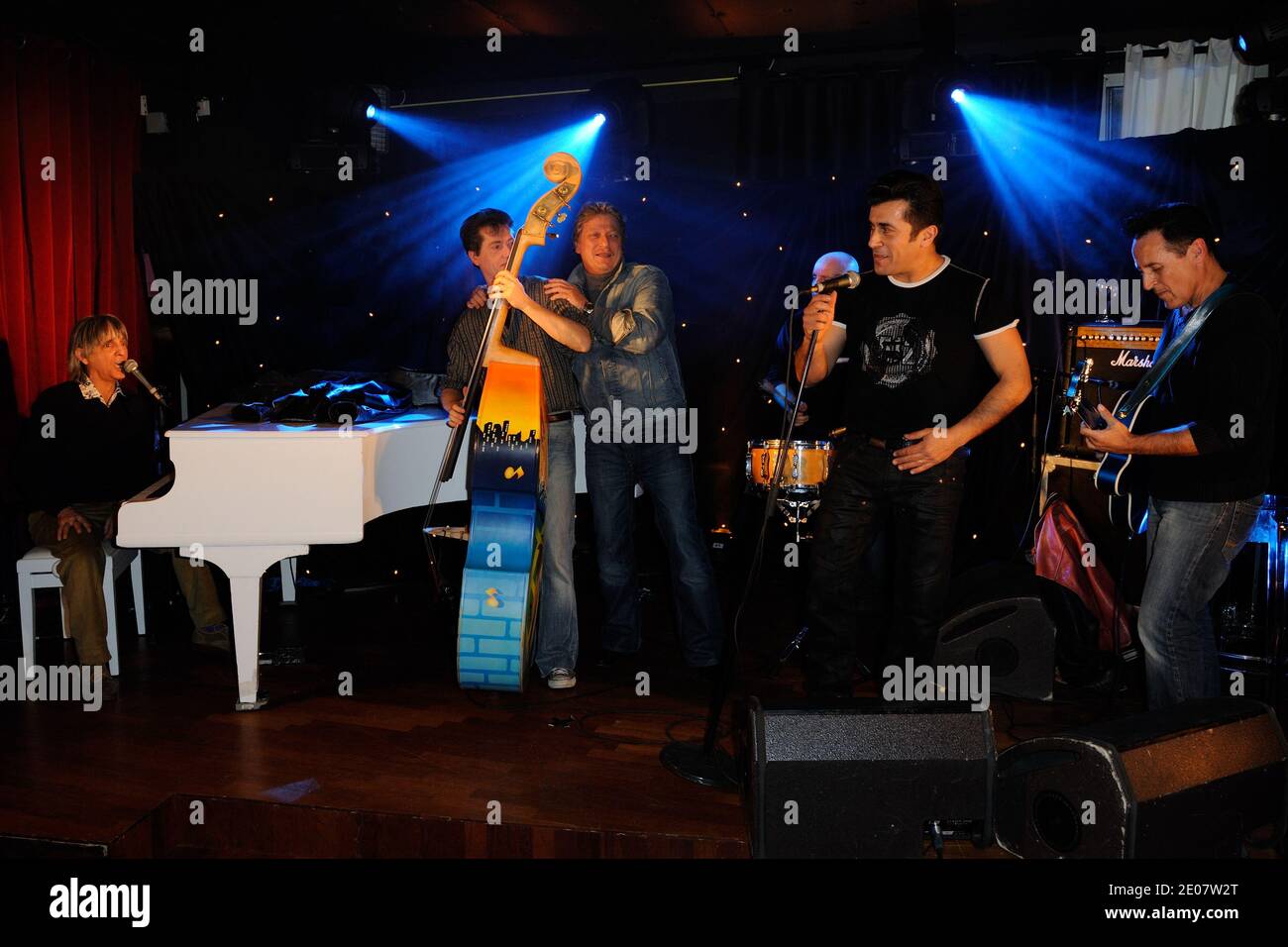 , Albert 'Bebert' Kassabi et les Forbans qui se sont produits lors de la première du programme France 3 'la Croisière des Idoles' à Paris, en France, le 4 janvier 2012. Photo d'Alban Wyters/ABACAPRESS.COM Banque D'Images