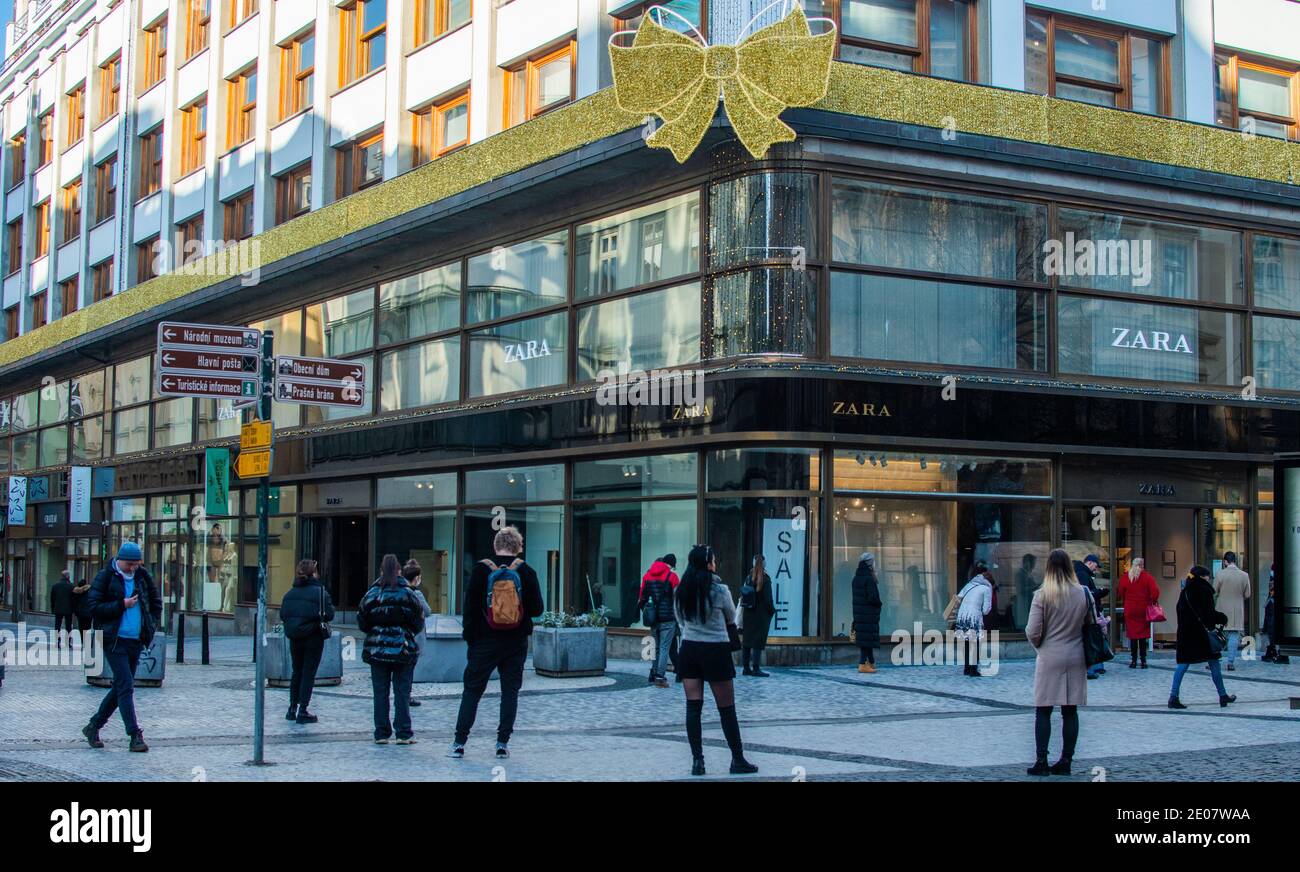 Prague, république tchèque, 12-30-2020. Zara, l'un des grands magasins  emblématiques de Prague, expose sa marque et ses produits dans un bâtiment  prestigieux Photo Stock - Alamy
